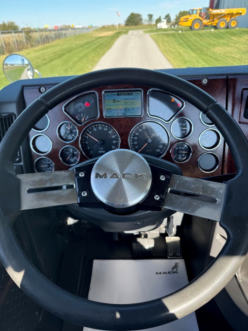 2017 MACK CXU613 - USED TRUCKS DAY CAB - image 14